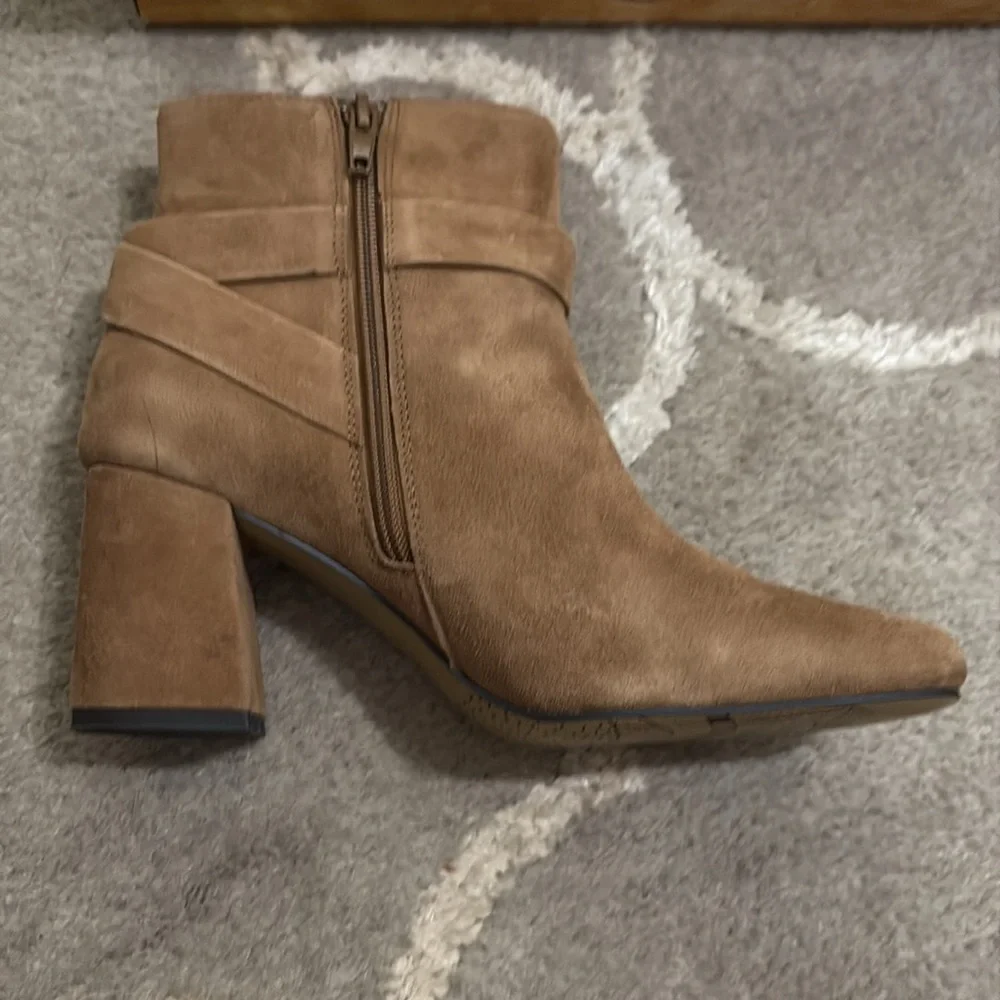 NIB Bella Vita Felicity cognac suede leather bootie bow detail ankle Size 6.5